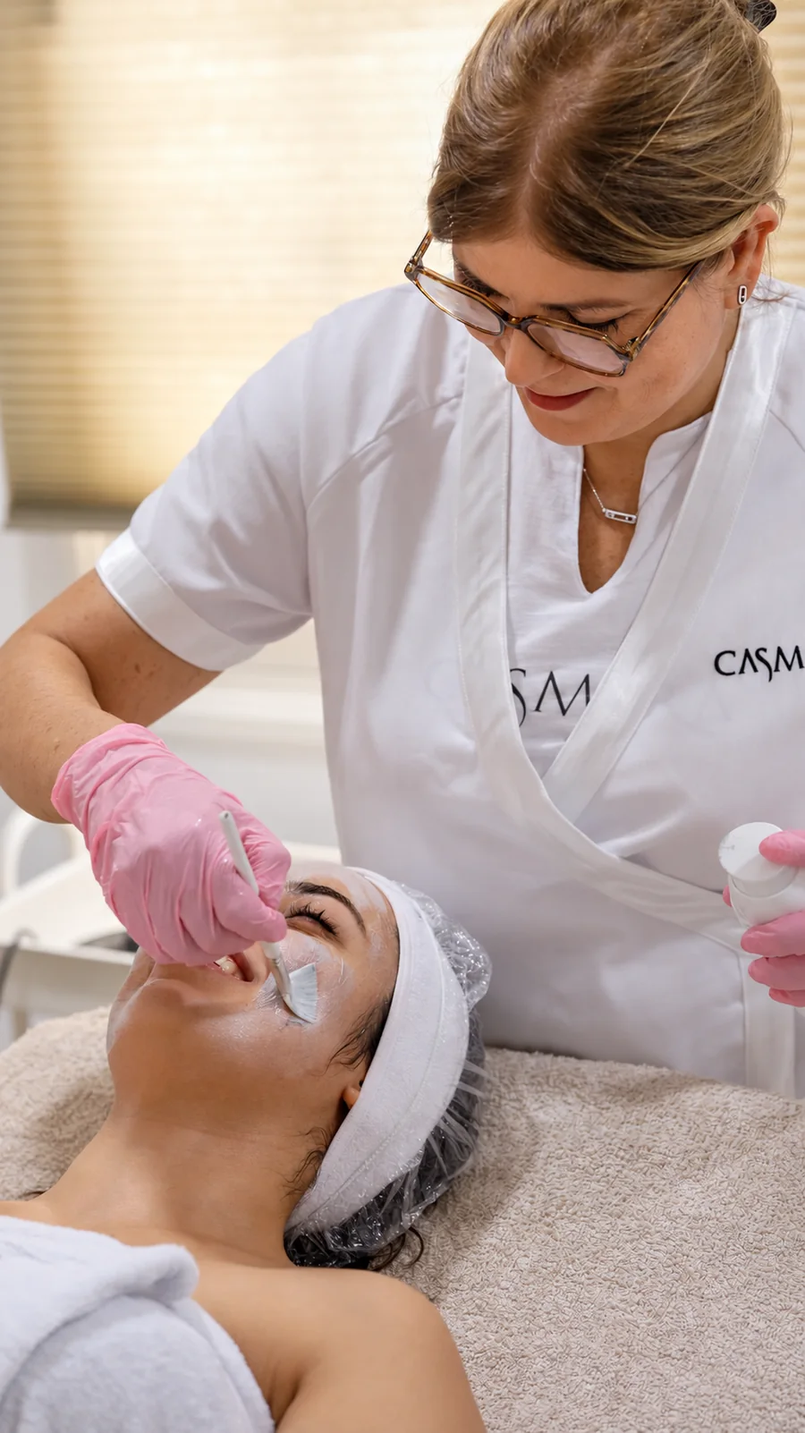 Une professionnelle de Pause Beauté applique un soin du visage à une cliente