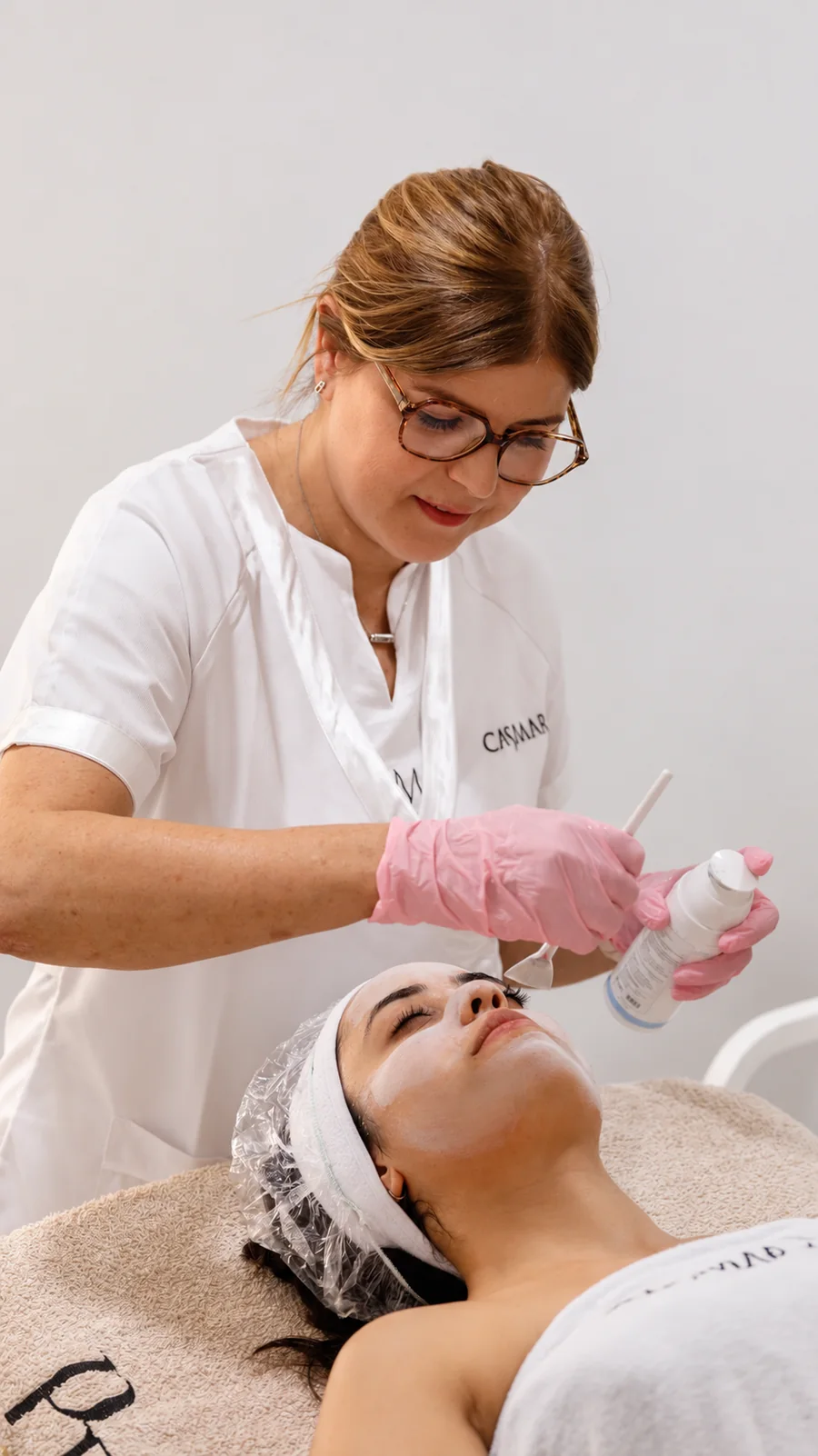 La préparation — La praticienne prépare la formule auprès de sa cliente.