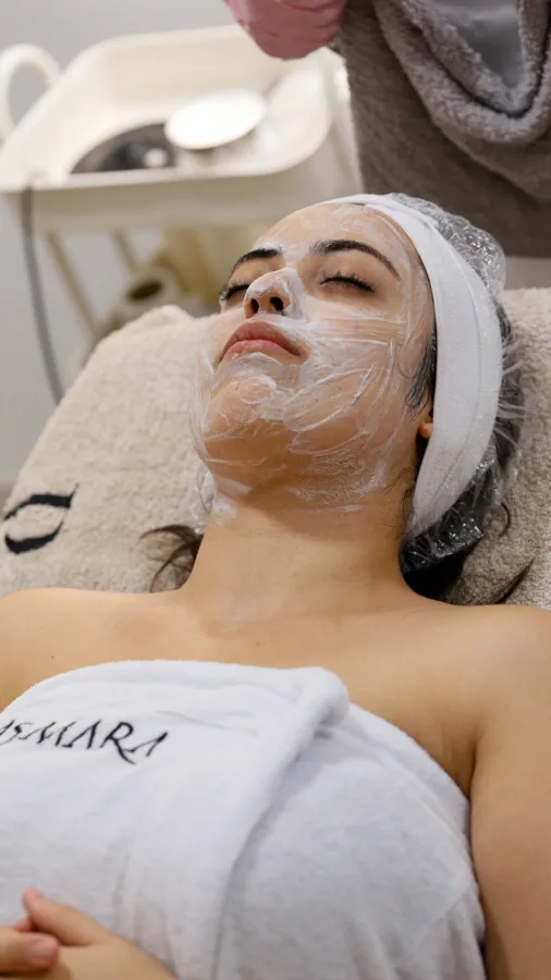 Le temps du masque — Un instant de repos pendant la pose du masque.