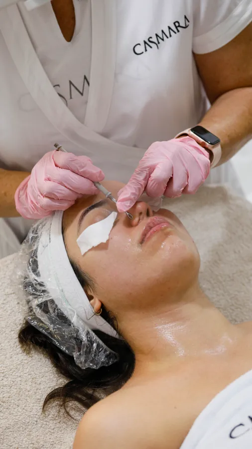 Le soin se poursuit — Application d’une texture sur le visage.