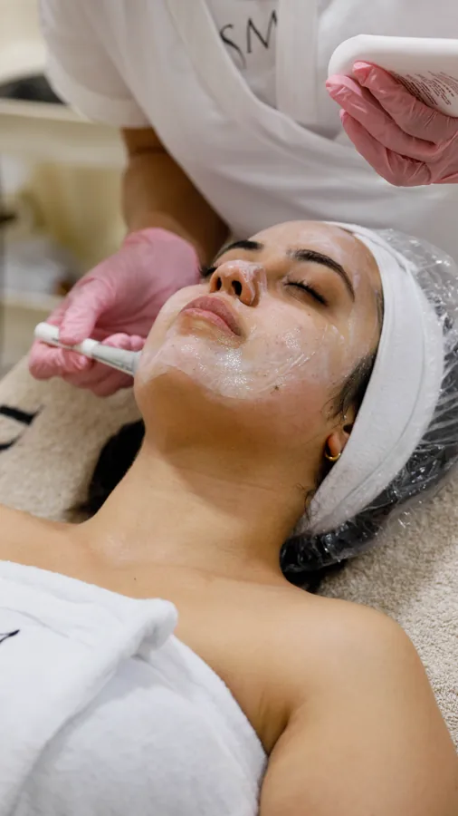 Les détails du soin — Une application délicate sur le visage.