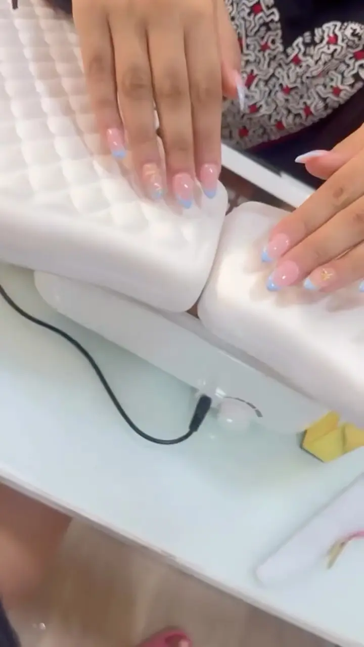French bleue & détails dorés — réalisation de Pause Beauté Sousse