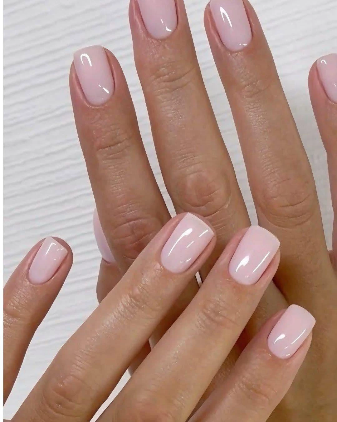 Manucure rose — réalisation de Pause Beauté Sousse